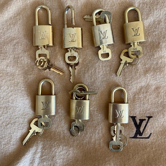 Authentic Louis Vuitton set of 7 locks and keys - Picture 1 of 5